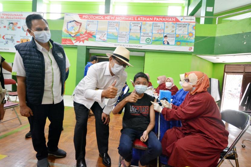 Gubernur Jabar Ridwan Kamil meninjau langsung pelaksanaan program “Menuju Vaksinasi 37 Juta Warga Jabar” di Sentra Vaksinasi Pertamina Balongan tepatnya di Komplek Bumi Patra, Jumat (10/9).