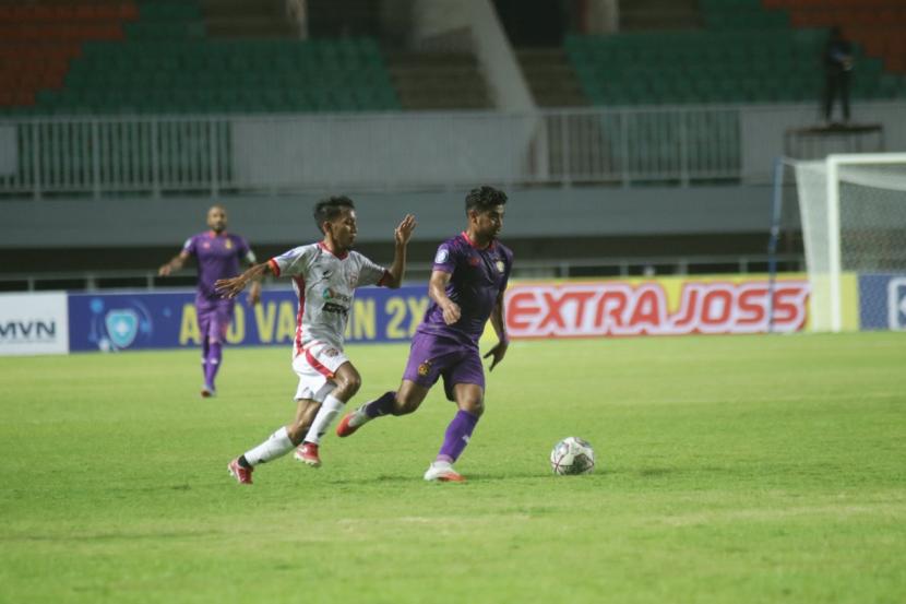 Pertandingan Persik Kediri kontra Borneo FC di Stadion Pakansari, Bogor, Jumat (10/9). 
