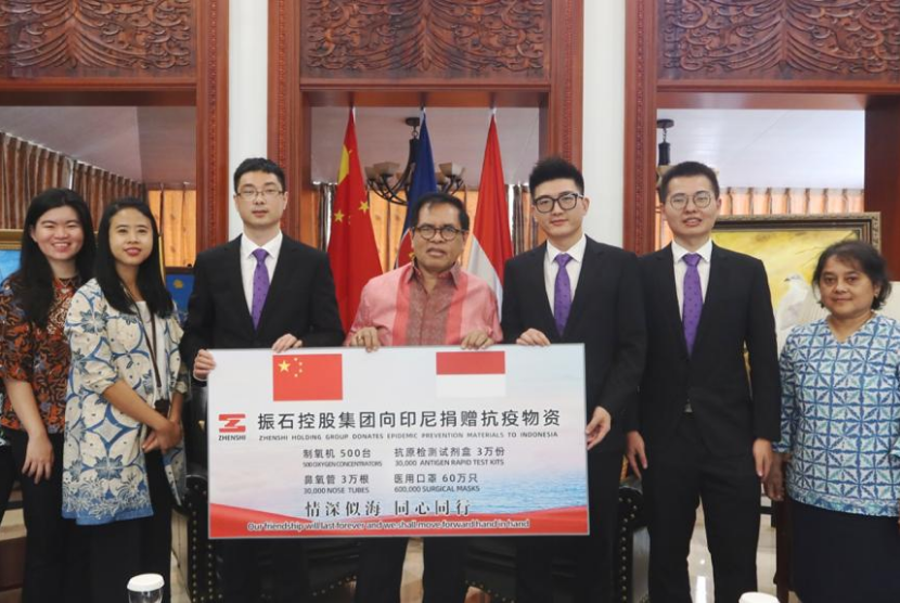 Dubes RI untuk China Djauhari Oratmangun (tengah) menerima donasi simbolis dari Zhenshi Holding Group Co di Beijing, Jumat (10/9). 