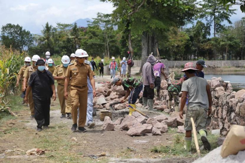 Wakil Bupati Garut, Helmi Budiman, melakukan monitoring pembanguan objek wisata Situ Bagendit di Kecamatan Banyuresmi, Kabupaten Garut, Senin (13/9).