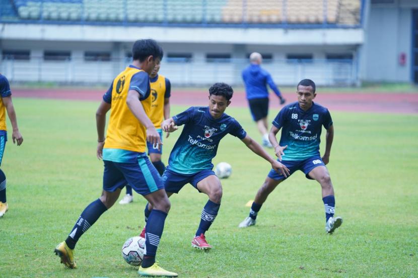 Latihan Persib Bandung di Stadion Gelora Bandung Lautan Api, Kota Bandung, Selasa (14/9).