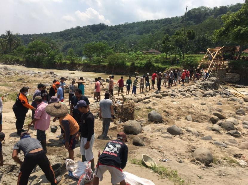 Tim DMC baru saja meresmikan jembatan darurat penghubung antara Kampung Cigowong, Desa Sukamaju, Kecamatan Cigudeg, Tangerang, Banten, Senin (13/9/2021).