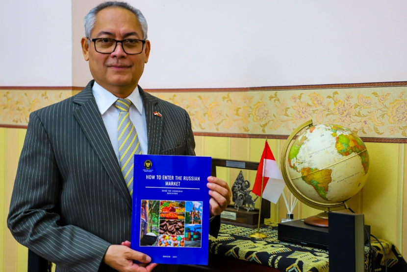 Duta Besar Republik Indonesia untuk Federasi Rusia merangkap Republik Belarus, Jose Tavares menunjukkan buku panduan untuk pebisnis Indonesia. 
