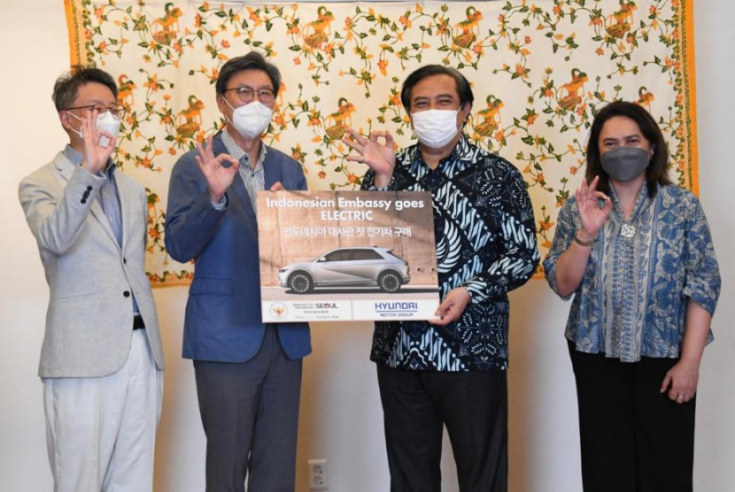Dubes RI di Seoul Umar Hadi (kedua dari kanan) menerima mobil listrik Hyundai IONIQ5 secara simbolis dari Hyundai Motor Company, Rabu (15/9). 