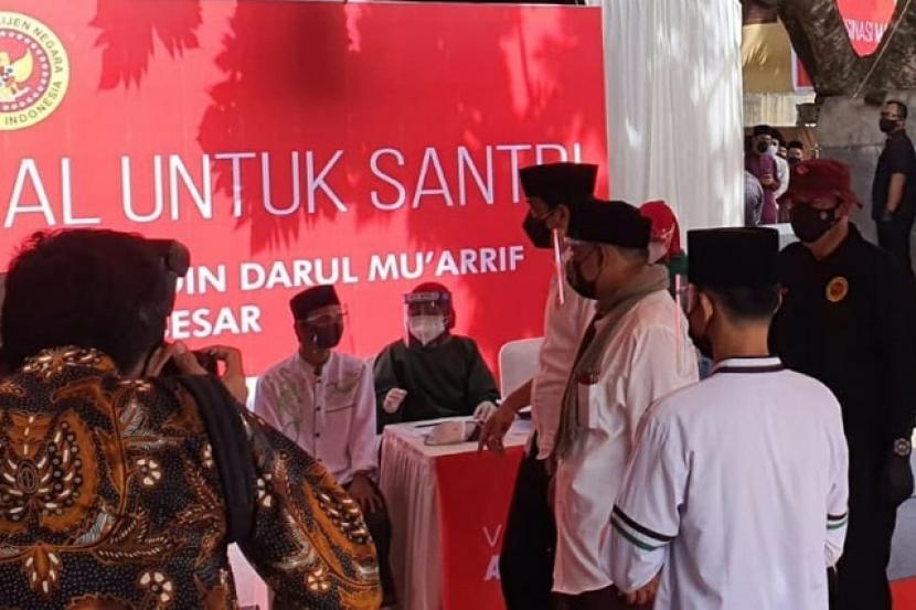 Presiden RI Joko Widodo didampingi Kepala BIN, Budi Gunawan meninjau Vaksinasi  di Aceh