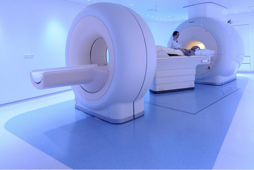 Pemeriksaan otak dengan MRI. Orang berusia di atas 40 tahun bisa mulai menjalani pemeriksaan MRI otak demi kewaspadaan terhadap risiko aneurisma.