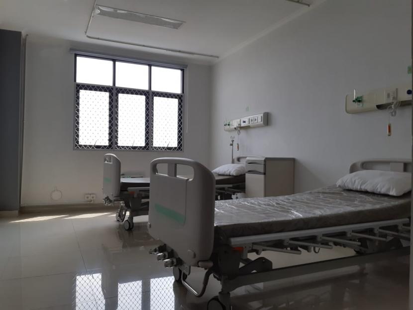 Ruang perawatan pasien Covid-19 di Rumah Sakit Umum Daerah (RSUD) Bung Karno Solo terlihat tidak ada penghuni pada Kamis (16/9). Bangsal perawatan Covid-19 di lantai 4 rumah sakit tersebut sudah kosong sejak sepekan ini