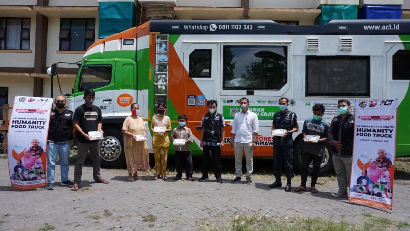 Aksi Cepat Tanggap (ACT) Solo berkolaborasi kemanusiaan bersama Komite Nasional Pemuda Indonesia (KNPI) Surakarta menghadirkan program layanan makan gratis Humanity Food Truck di halaman rumah susun sederhana sewa (Rusunawa) Jebres pada Rabu (15/9).