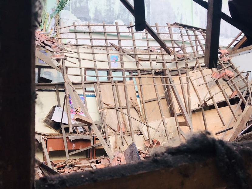 Atap pada dua ruang kelas di SDN Otista Kota Bogor roboh pada Kamis (16/9).