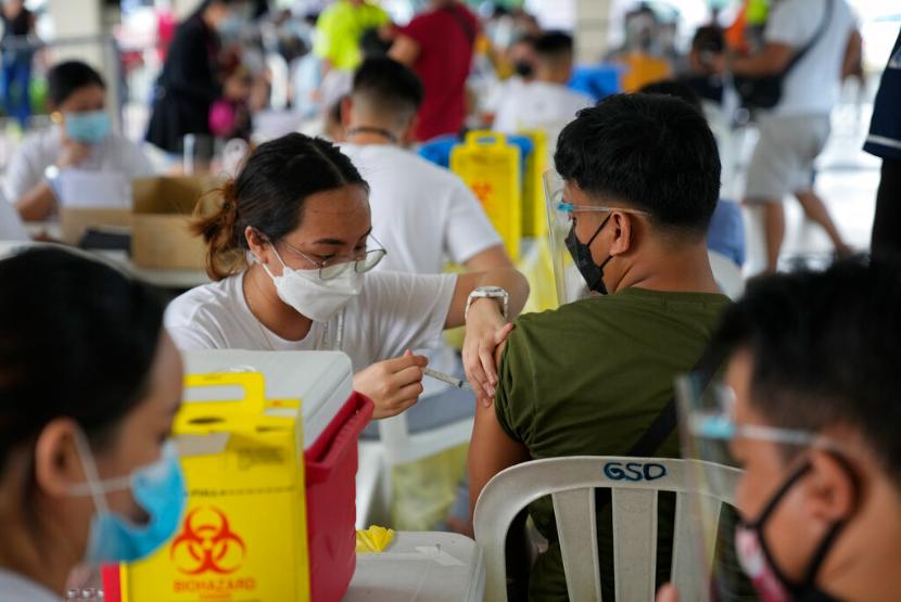 Seorang pria mendapat suntikan vaksin Covid-19 di Kota Quezon, Filipina, Senin (13/9). Vietnam menyetujui penggunaan vaksin COVID-19 Abdala buatan Kuba untuk menghadapi wabah terburuk virus corona. 