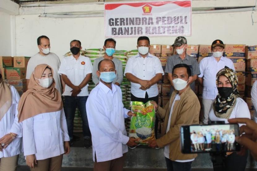Para kader Gerindra patungan bantu korban banjir Kalimantan Tengah.  