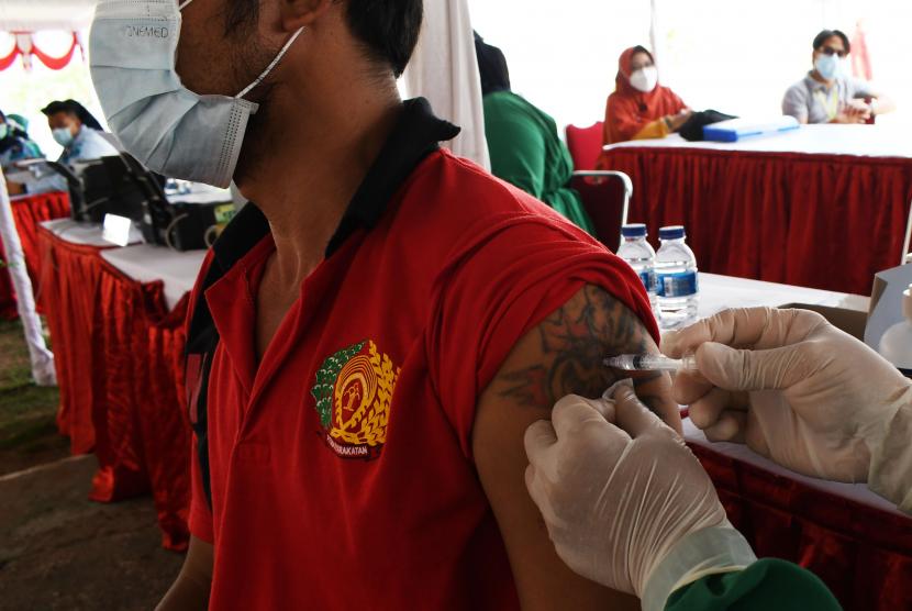 Petugas kesehatan menyuntikkan vaksin Covid-19 kepada seorang warga binaan (ilustrasi) 