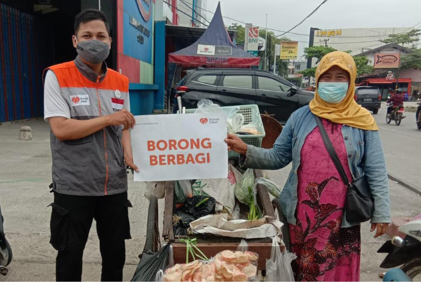 Rumah Zakat kembali mengadakan aksi membantu sesama. Kali ini, melalui Program Borong Berbagi, relawan Rumah Zakat memborong sayuran dan lauk pauk yang dijual oleh Martina.