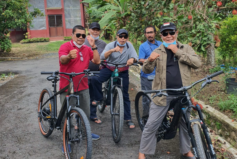 Gubernur Kalimantan Selatan (Kalsel), H Sahbirin Noor menggunakan sepeda gunung berangkat kerja dari kediaman pribadi di kawasan Pekauman Martapura menuju Mahligai Pancasila Banjarmasin, Rabu (29/9) Pagi. 