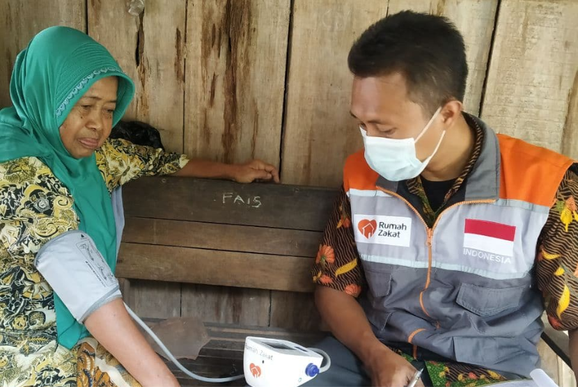  Rumah Zakat melakukan pemeriksaan kesehatan dan pemberian makanan tambahan (PMT) kepada sejumlah lansia di Dukuh Putat RT 04/05 dan sekitar Desa Keyongan, Kecamatan Nogosari, Boyolali.