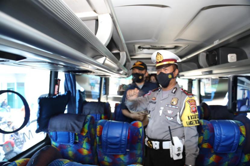 Aparat kepolisian memeriksa kelaikan kendaraan di pul bus Kota Tasikmalaya (ilustrasi)