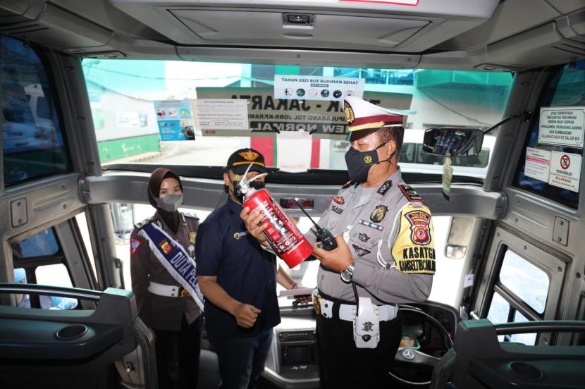 Aparat kepolisian memeriksa kelaikan kendaraan di pul bus Budiman, Kota Tasikmalaya, Jumat (1/10).