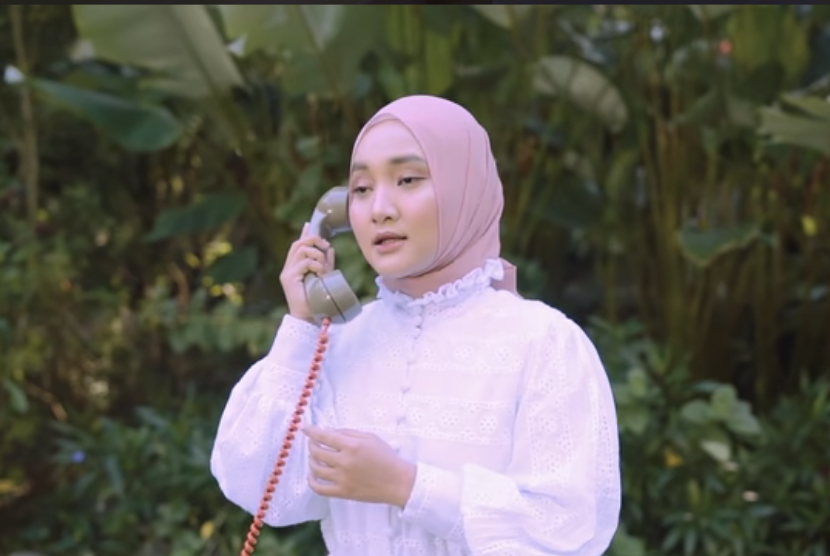 Penyanyi Fatin dalam video musik Dalam Teduh.