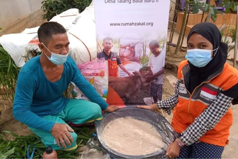 Syafe’i adalah salah seorang Penerima Manfaat yang kali ini mendapatkan bantuan berupa Program Penggemukan Sapi dari Rumah Zakat.