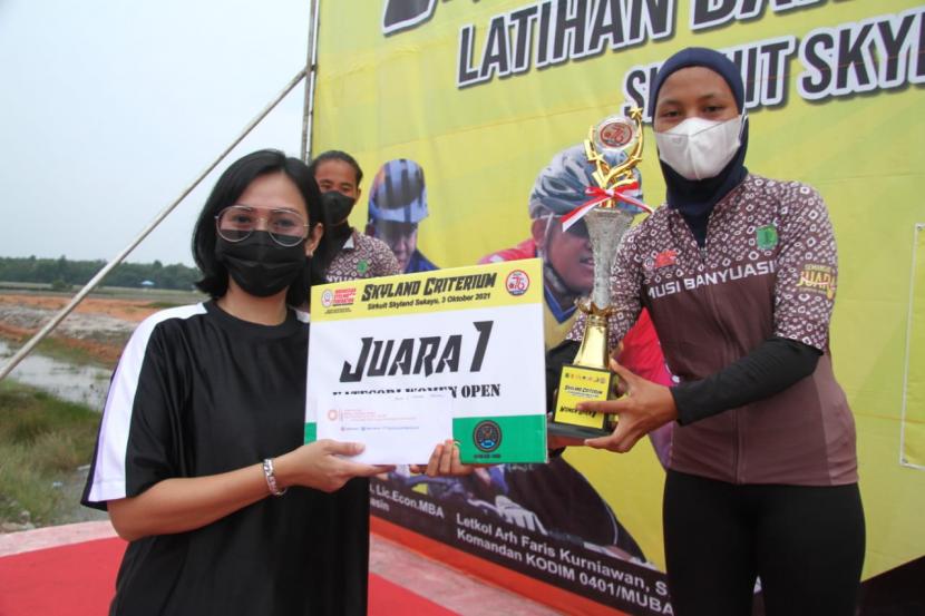 dua atlet sepeda Muba yang tergabung dalam Ikatan Sport Sepeda Indonesia (ISSI) Muba yakni Sofi Intan Fajrianti dan Reza Putri Ameliani berhasil merebut dua posisi yakni juara 1 dan juara 2 di kelas women open.dalam rangka HUT TNI ke-76 yang digelar Kodim 0401 Muba  