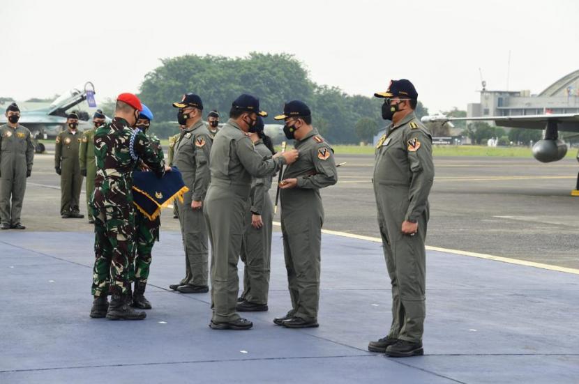 Panglima TNI Marsekal Hadi Tjahjanto menyematkan Brevet Wing Kehormatan Penerbang Kelas I kepada empat pejabat negara di Apron Lanud Halim Perdanakusuma, Jakarta Timur, Selasa (5/10). Para pejabat yang menerima tanda kehormatan tersebut, yakni Ketua MPR RI Bambang Soesatyo, Ketua DPR RI Puan Maharani, Kapolri Jenderal Listyo Sigit Prabowo, dan Kepala Staf Angkatan Laut (KSAL) Laksamana TNI Yudo Margono.