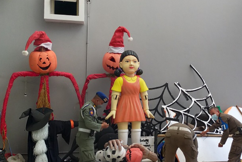 Boneka Squid Game dan hiasan bertema Halloween telah dibongkar dari Jalan Tunjungan, Surabaya.