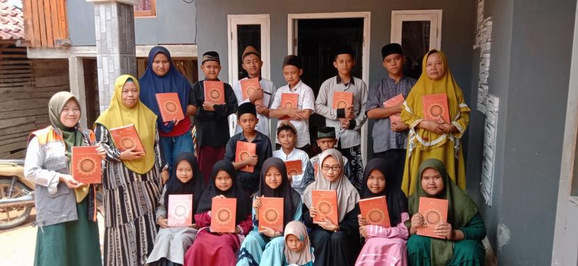 Rumah Zakat menyalurkan 1000 Mushaf Al Qur’an untuk warga yang berada di Kampung Muallaf Baduy di sekitar perkampungan Ciboleger, Lebak, Banten. Mushaf Al Qur’an yang disalurkan merupakan hasil penggalangan dana Rumah Zakat melalui kitabisa.com.