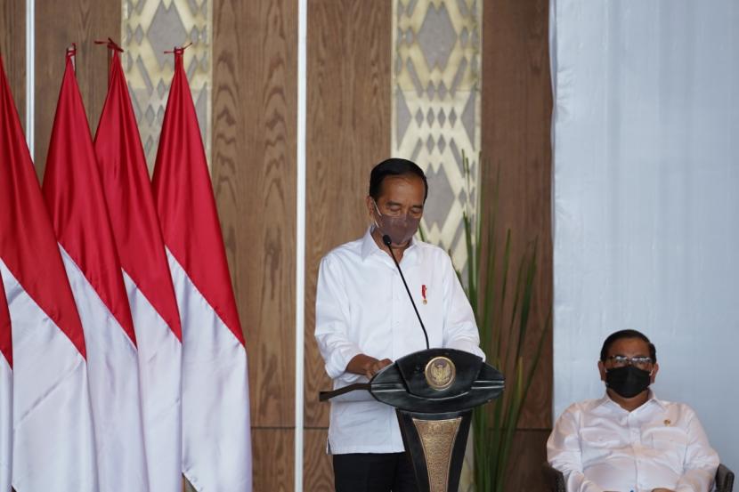 Presiden Jokowi dan Menteri BUMN Erick Thohir dalam pengarahan kepada 20 Direktur Utama BUMN di Hotel Inaya, Labuan Bajo, NTT, Kamis (14/10).  
