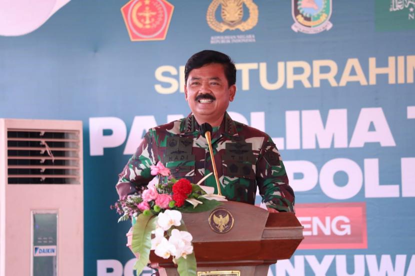 Panglima TNI Marsekal Hadi Tjahjanto melakukan dialog interaktif dengan Pengurus Cabang Nahdlatul Ulama (PCNU) di Rumah Sakit Nahdlatul Ulama (RSNU) Mangir, Kabupaten Banyuwangi, Jawa Timur, Kamis (14/10). 