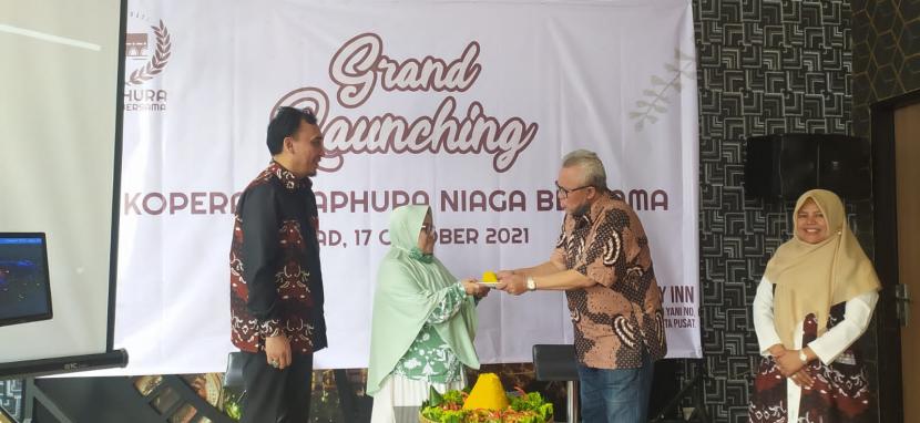 Gabungan perusahaan haji dan umrah (Gaphura) menggelar launching Koperasi Gaphura Niaga Bersama di Hotel Daily Inn, Cempaka Putih, Jakarta, Ahad (17/10). Koperasi dibentuk sebagai upaya untuk bertahan di masa sulit pandemi. 