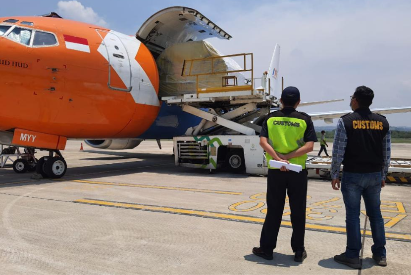 Bea Cukai Tanjung Emas melayani importasi vaksin melalui Bandara Internasional Ahmad Yani pada Kamis (7/10) dan Ahad (17/10). 