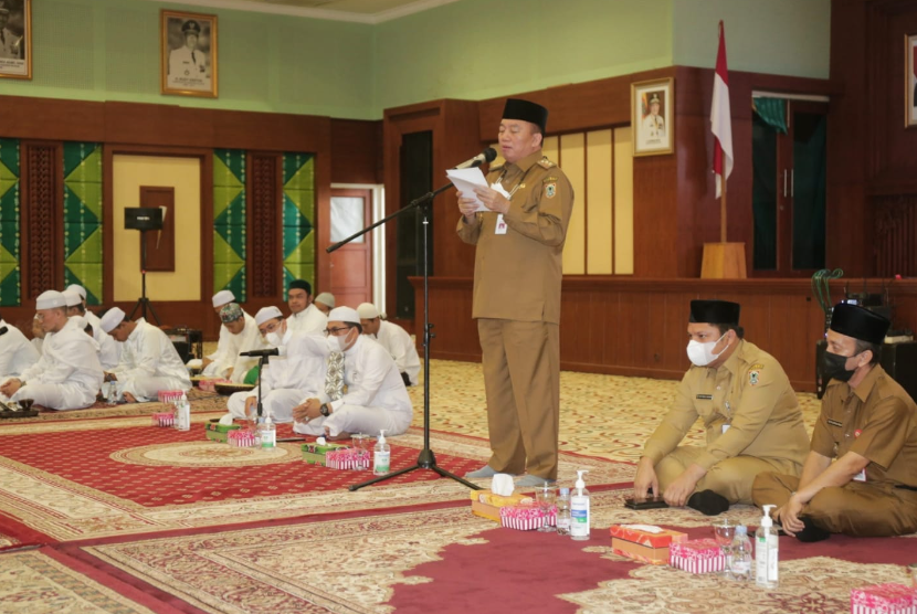 Wakil Gubernur Kalsel H Muhidin memberikan sambutan pada Peringatan Maulid Nabi Muhammad SAW, di Gedung Idham Chalid Perkantoran Setda Kalsel, Selasa (19/10).