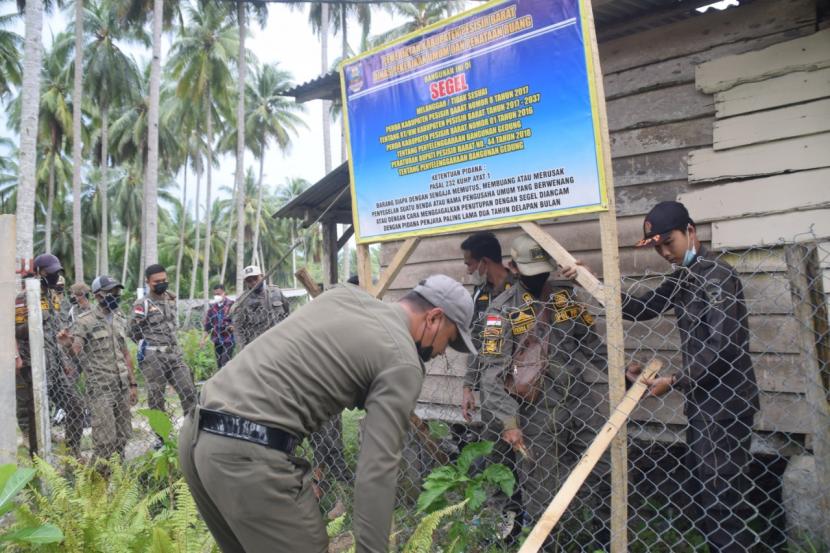 Petambak udang vaname di Lemong, Kabupaten Pesisir Barat, Lampung menolak penyegelan usaha budi daya tambak udang, Selasa (19/1).