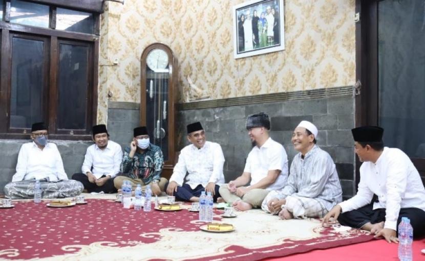 Rombongan Partai Gerindra yang dipimpin Ahmad Muzani bersilaturahim ke Ponpes Genggong Jawa Timur.