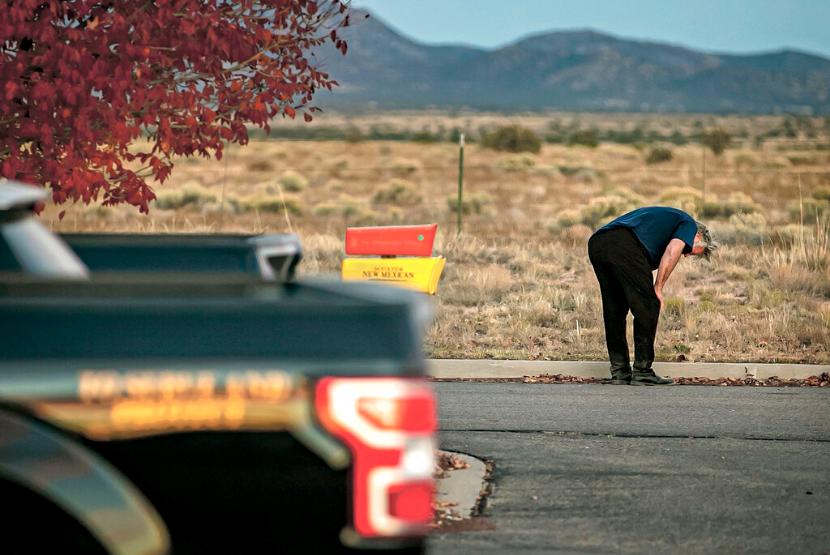 Aktor Alec Baldwin usai diinterogasi terkait penembakan di lokasi syuting film Rush di Santa Fe, New Mexico, Amerika Serikat.