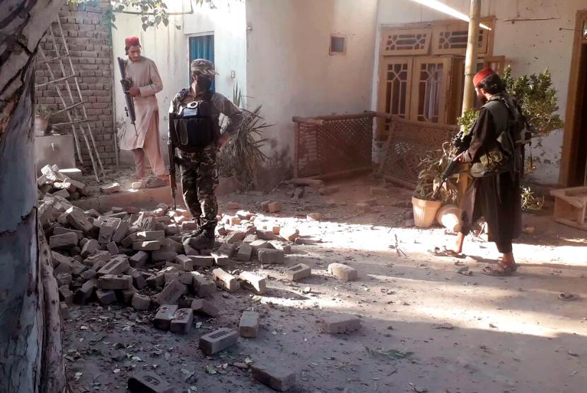 Pejuang Taliban memeriksa lokasi pengeboman di Jalalabad, di sebelah timur Kabul, Afghanistan, Sabtu (23/10). Pengeboman menargetkan kendaraan Taliban yang menewaskan sedikitnya dua warga sipil.