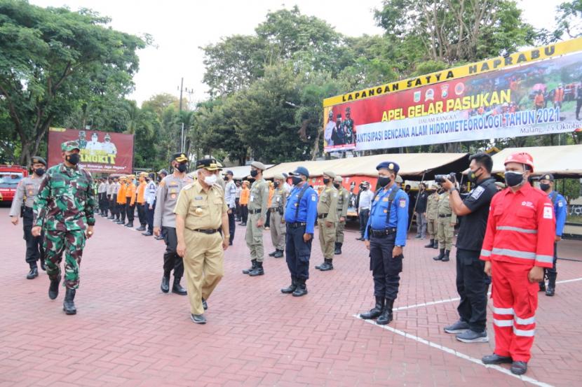 Bupati Malang, M Sanusi menghadiri menghadiri Apel Gelar Pasukan Antisipasi Bencana Alam Hidrometeorologi di Mapolres Malang, Senin (25/10). 
