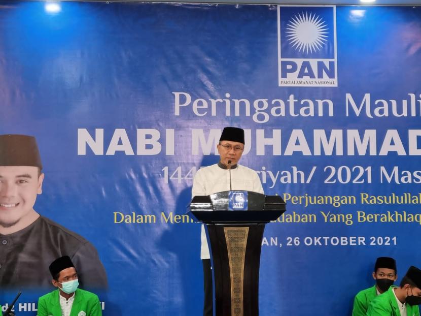 Ketua Umum PAN, Zulkifli Hasan, menyampikan sambutan di peringatan Maulid Nabi Muhammad SAW di Kantor DPP PAN, Warung Buncit, Jakarta, Selasa (26/10).