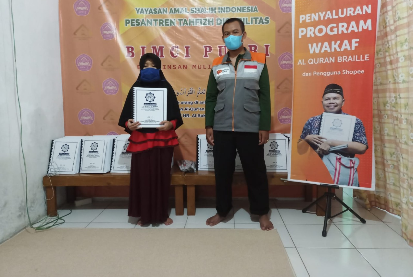 Pesantren Disabilitas BIMCI Putri yang beralamat di Desa Sukasirna, Kecamatan Sukaluyu, Cianjur mendapatkan bantuan Wakaf Alquran Braille dari Rumah Zakat dan juga pengguna Shopee. 