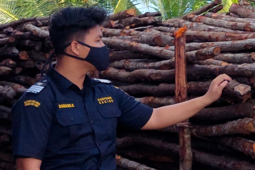 KM. Rafida Jaya, kedapatan memuat hampir 6.472 batang kayu yang akan diselundupkan ke Malaysia. 