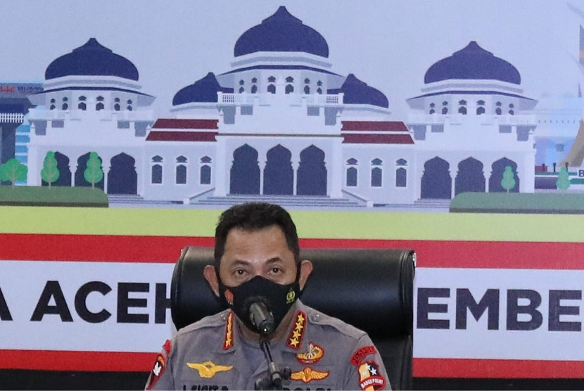 Panglima TNI Marsekal Hadi Tjahjanto dan Kapolri Jenderal Listyo Sigit Prabowo memimpin rapat Forum Komunikasi Pimpinan Daerah (Forkopimda) Provinsi Aceh, terkait dengan evaluasi penanganan Pandemi Covid-19, Selasa (2/11). 