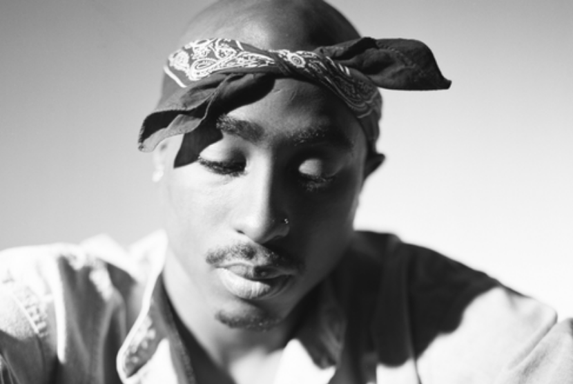 Mendiang Tupac Shakur dalam foto yang diunggah akun Twitter resminya. Aktor dan penyanyi hip hop asal Amerika Serikat ini ditembak beberapa kali oleh orang tak dikenal pada 7 September 1996.