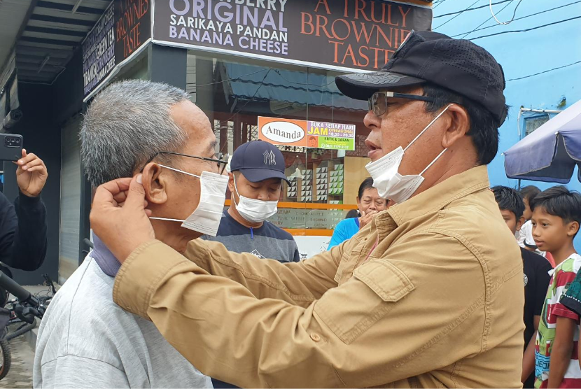 - Gubernur Kalimantan Selatan (Kalsel) Sahbirin Noor, kembali  bergowes santai sambil bagi-bagi masker, Senin (8/11). 