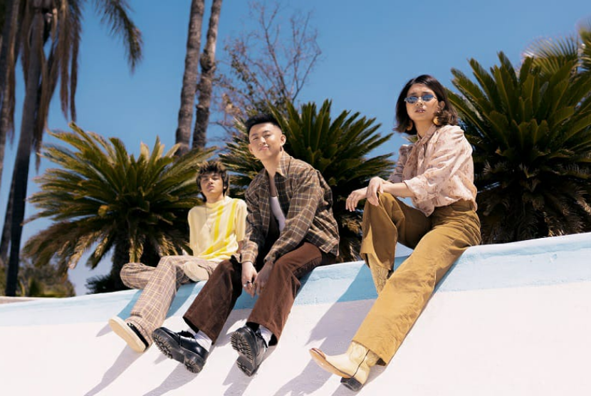 Penyanyi dari 88rising, NIKI (kanan), Rich Brian, dan Warren Hue tampil bergantian di festival Head In The Clouds 2021, California, AS. Festival yang sama direncanakan akan digelar di Jakarta dengan menampilkan Rich Brian dan NIKI.