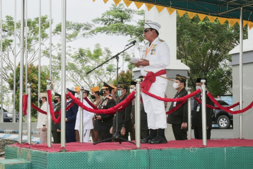 Gubernur Kalimantan Selatan (Kalsel), Sahbirin Noor membacakan dua buah puisi pada peringatan Hari Pahlawan 2021, Rabu (10/11) di halaman Kantor Setda Provinsi Kalsel, di Banjarbaru.
