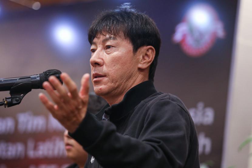 Pelatih timnas Indonesia Shin Tae-yong. Shin Tae-yong mengaku sudah menyiapkan mental para pemain agar tetap tenang dan bekerja sesuai strategi saat menekuk Malaysia 4-1 dalam laga Grup B Piala AFF 2020, Ahad (19/12) malam..