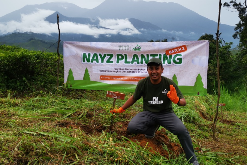 PT Hassana Boga Sejahtera (Nayz) kembali melanjutkan program penghijaukan lingkungan Nayz Planting di lokasi rawan longsor dengan memberikan 145 bibit pohon kepada Lembaga Masyarakat Desa Hutan (LMDH) wilayah Titik 0 kilometer Puncak, Bogor, Jawa Barat. 
