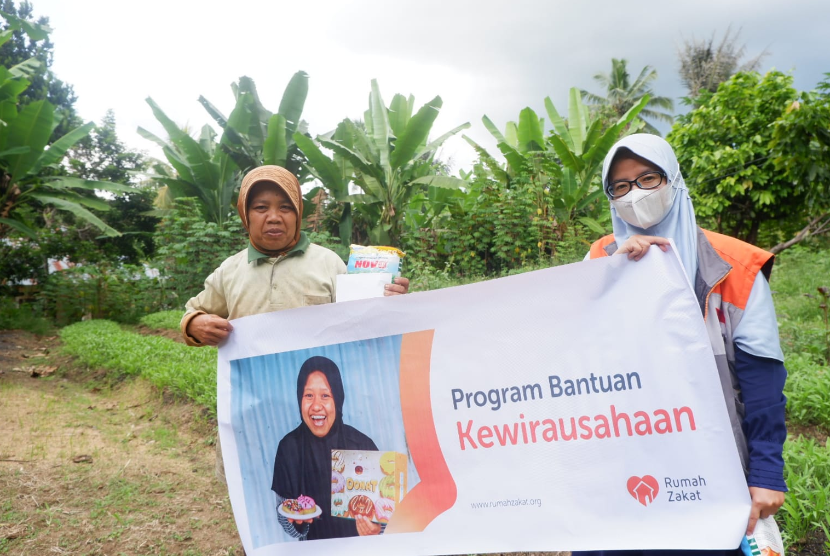 Relawan Rumah Zakat (Hariyati) menyalurkan bantuan kewirausahaan ke dua lokasi yaitu kebun SANIK (sayur organik) kepada Rismiwati dan Jamra, Jumat (12/11).