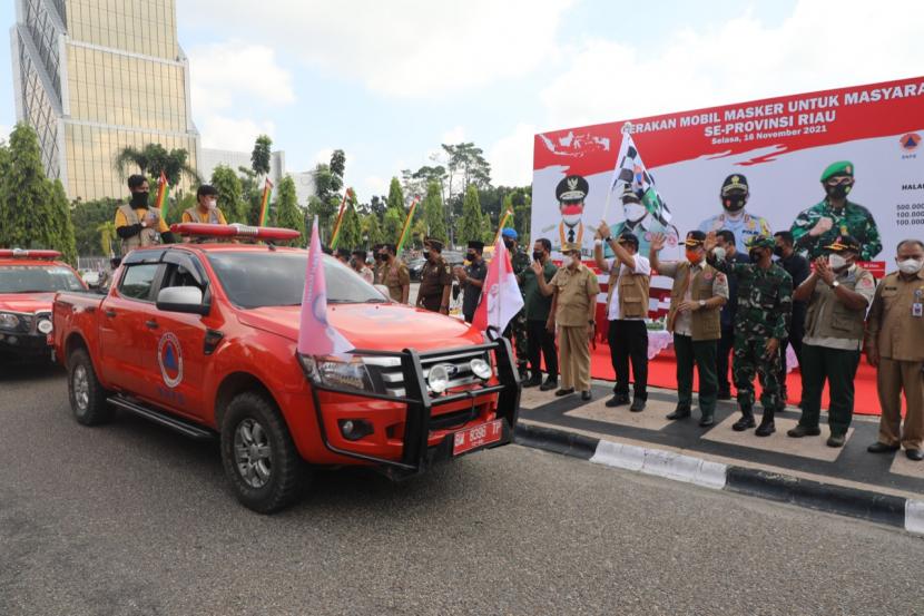 Pemerintah Indonesia melalui Badan Nasional Penanggulangan Bencana (BNPB) dan Satuan Tugas Penanganan Covid-19 melakukan edukasi dan pendistribusian masker ke beberapa provinsi dengan meluncurkan program Gerakan Mobil Masker Untuk Masyarakat.