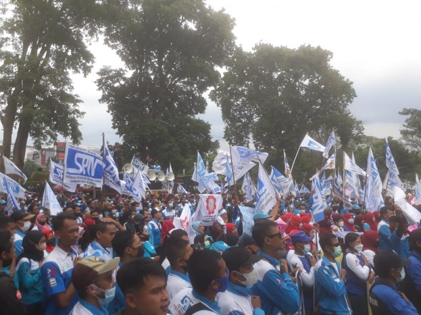 Ratusan buruh yang tergabung di Serikat Pekerja Nasional (SPN) Provinsi Jawa Barat melakukan aksi demonstrasi di Jalan Diponegoro tepatnya di depan kantor Gedung Sate, Rabu (17/11).